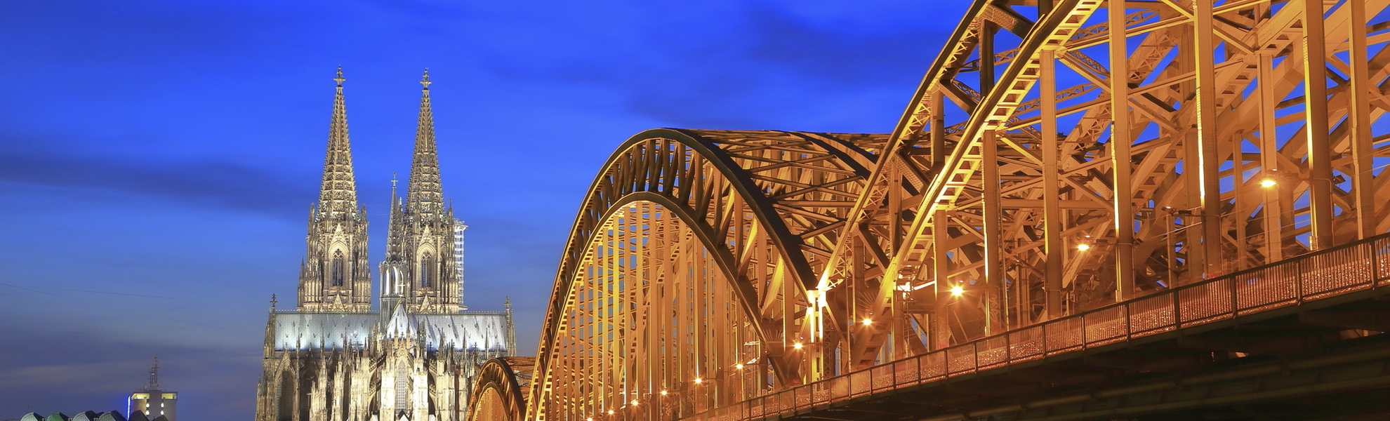 Hohenzollernbrücke und der Kölner Dom bei Nacht, Deutschland