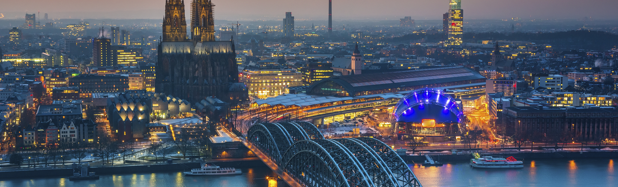 Luftaufnahme von Köln bei Nacht, Deutschland
