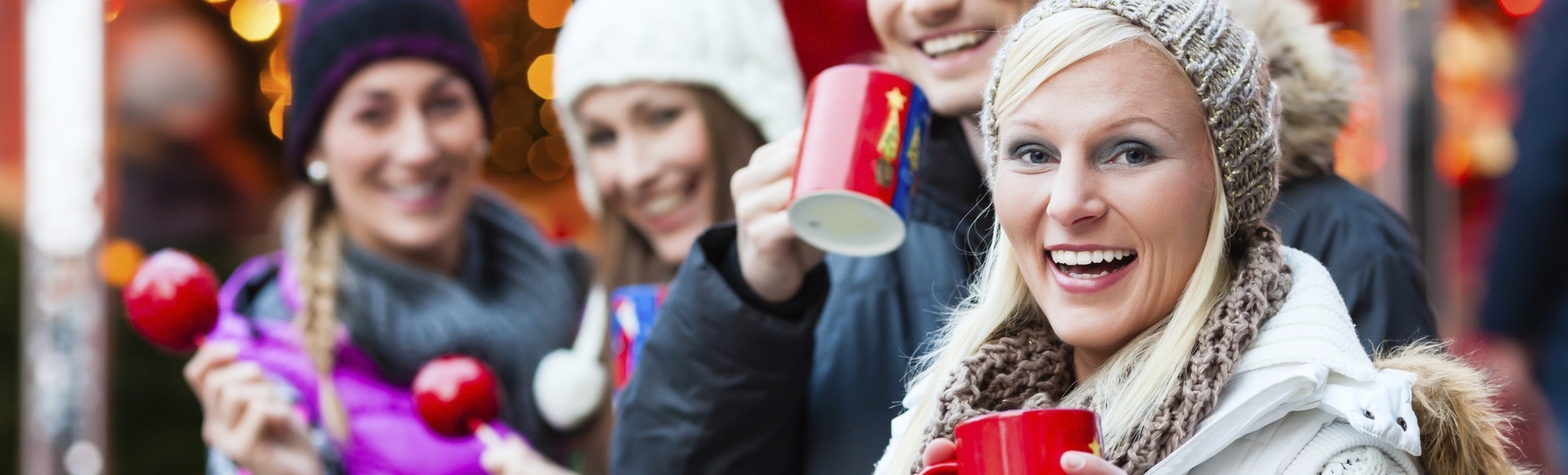 Geselliges Glühweintrinken auf dem Weihnachtsmarkt