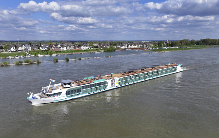 MS Amina auf dem Rhein