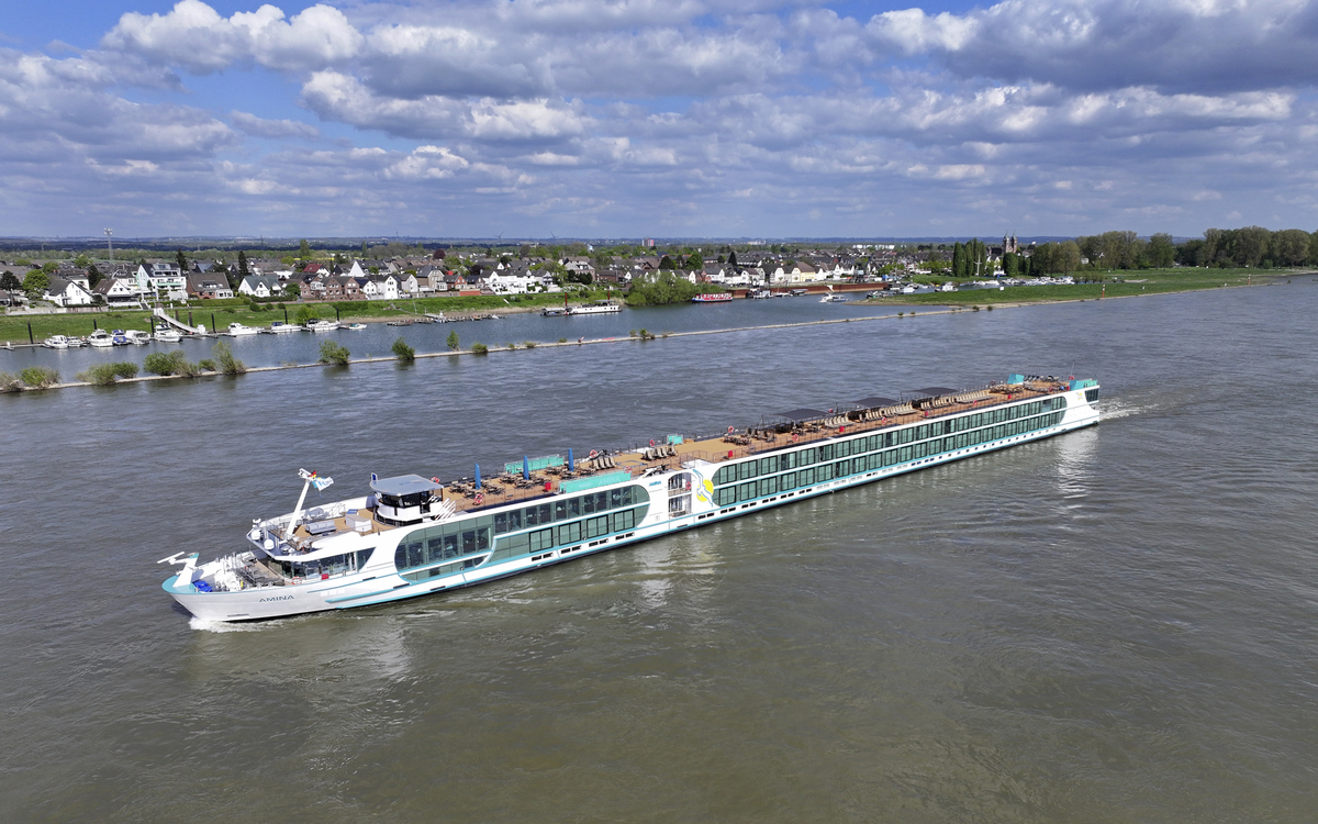 MS Amina auf dem Rhein