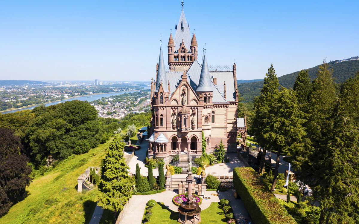 Luftaufnahme vom Schloss Drachenburg in Königswinter, Deutschland