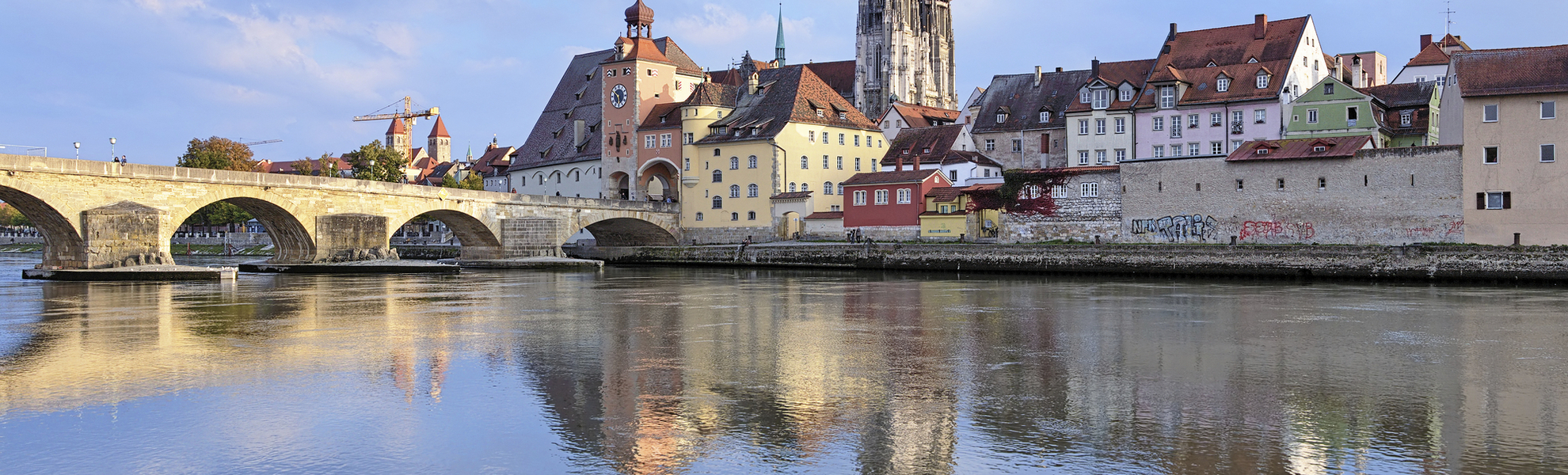 Dom von Regensburg spiegelt sich im Wasser der Donau, Deutschland