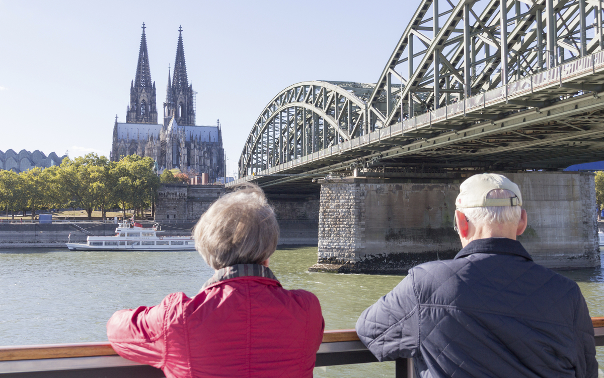 Blick über den Rhein und auf den Kölner Dom, Deutschland