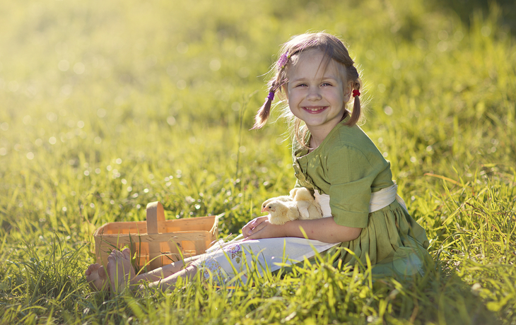 Mädchen in Blumenwiese