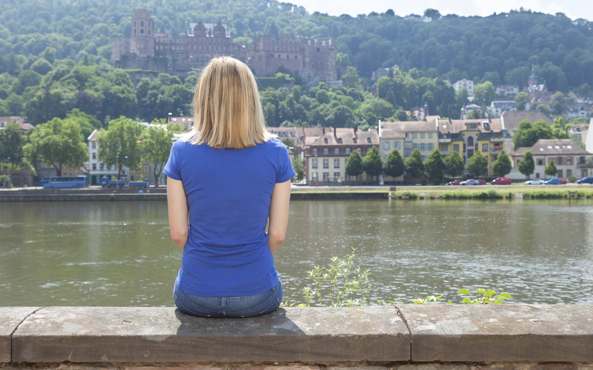 Frau mit dem Blick auf den Neckar, Deutschland