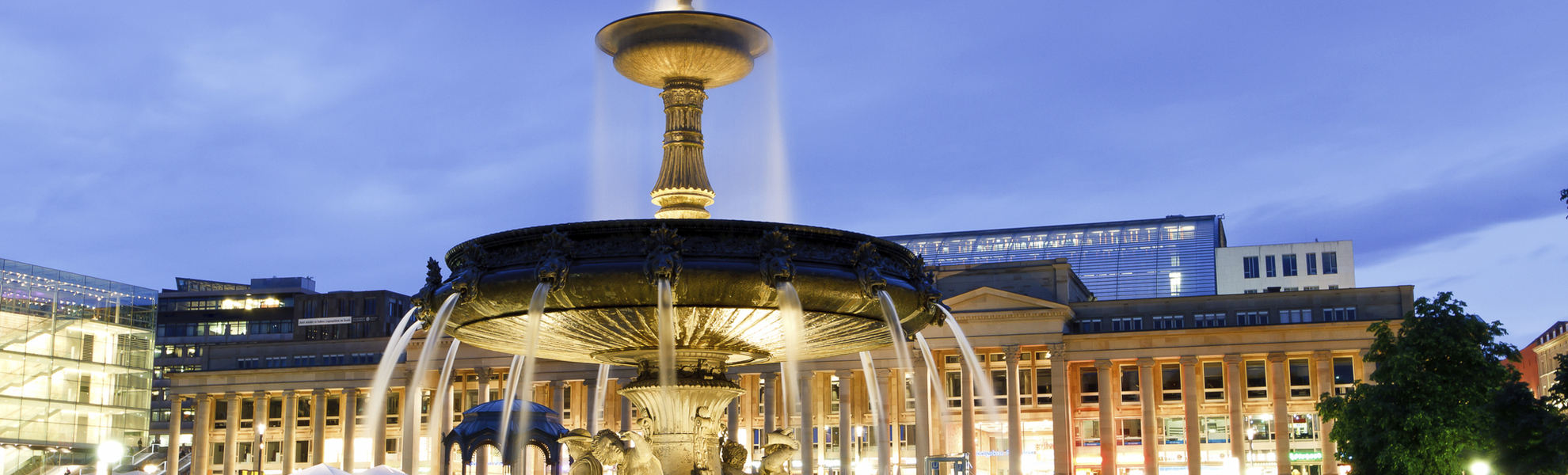Schloss in Stuttgart bei Nacht, Deutschland