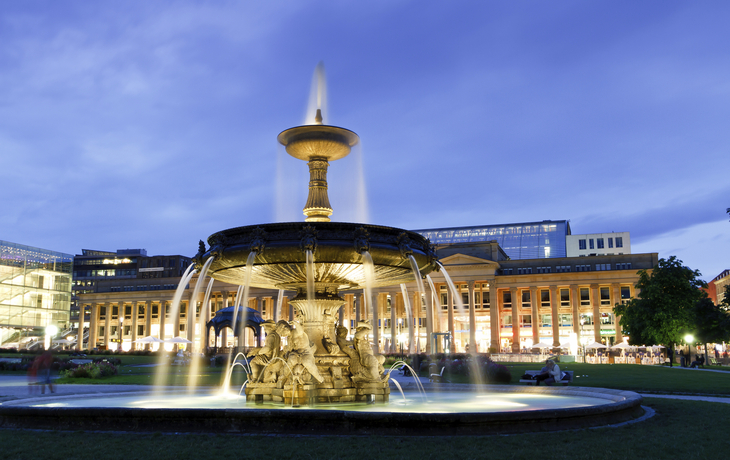 Schloss in Stuttgart bei Nacht, Deutschland