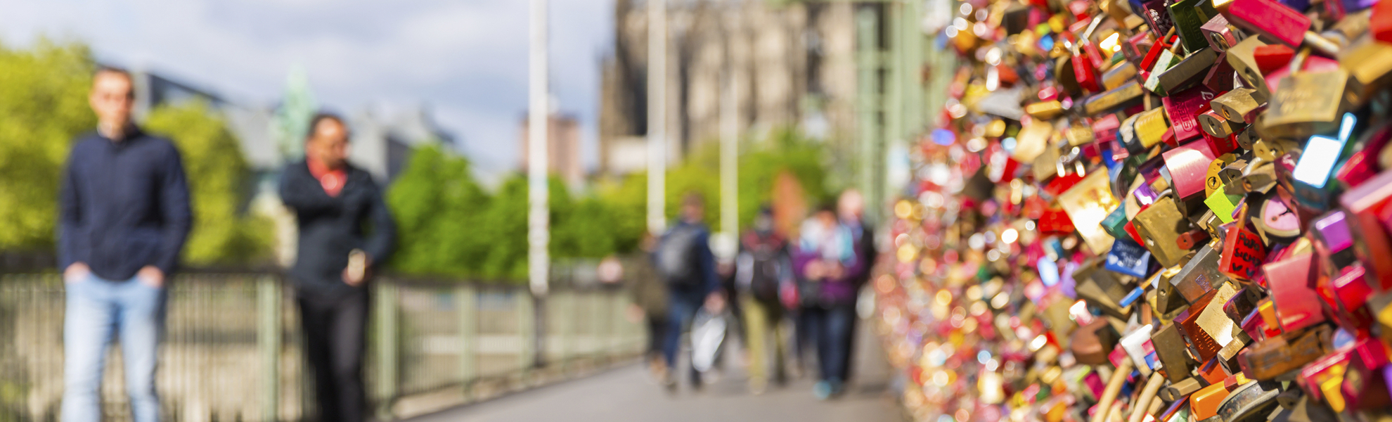 Hohenzollernbruecke mit Liebesschloessern in Koeln, Deutschland