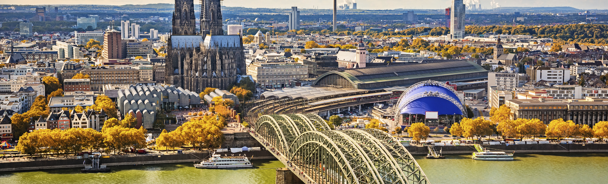 Hohenzollernbrücke und Dom in Köln am Rhein, Deutschland