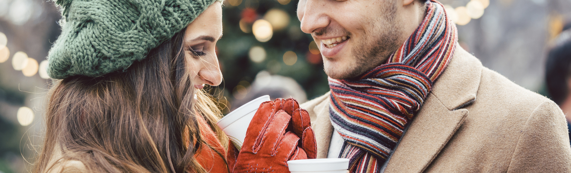 Paar auf Weihnachtsmarkt