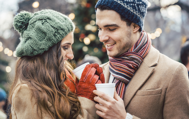Paar auf Weihnachtsmarkt