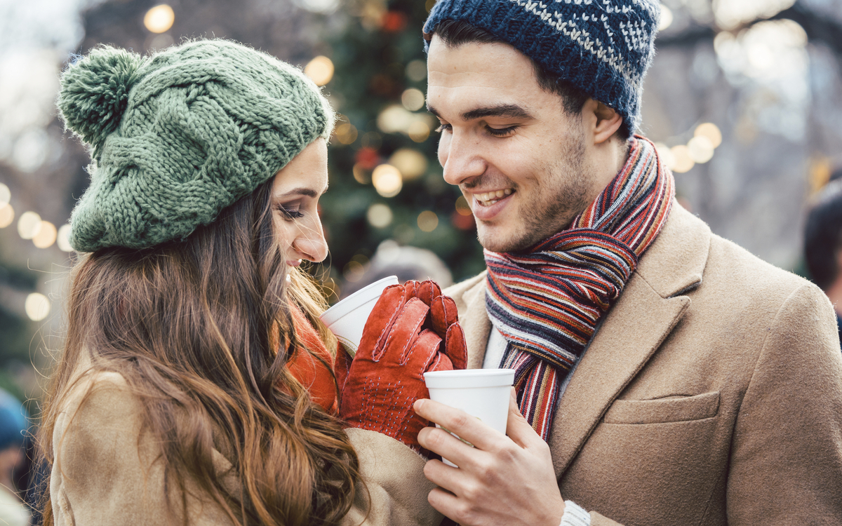 Paar auf Weihnachtsmarkt
