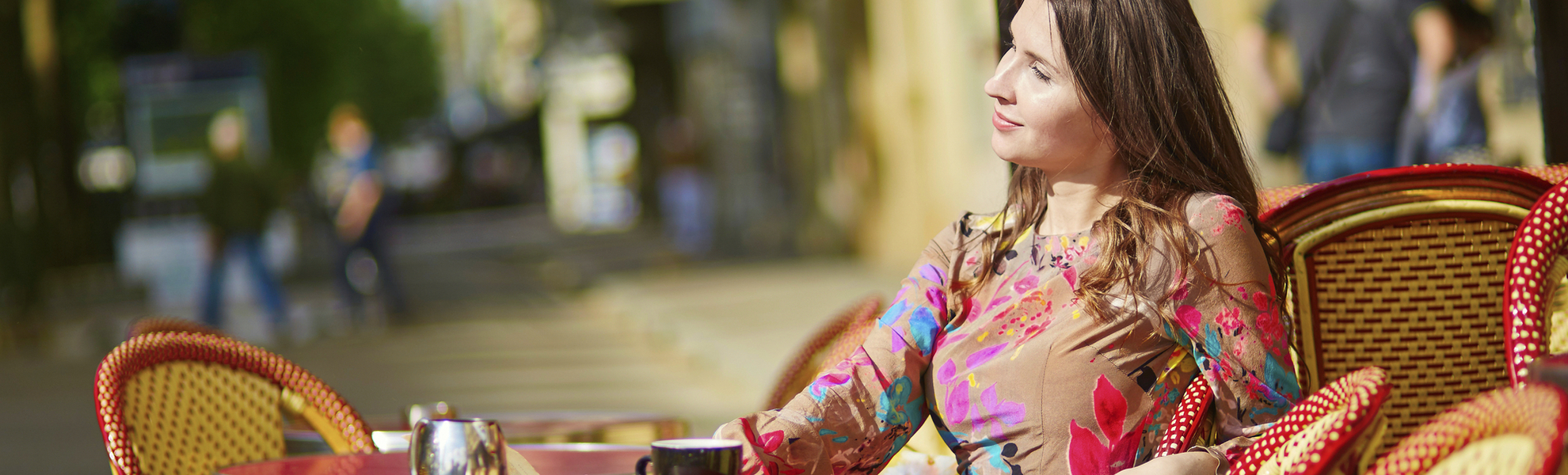 Frau im Strassencafe, Belgien