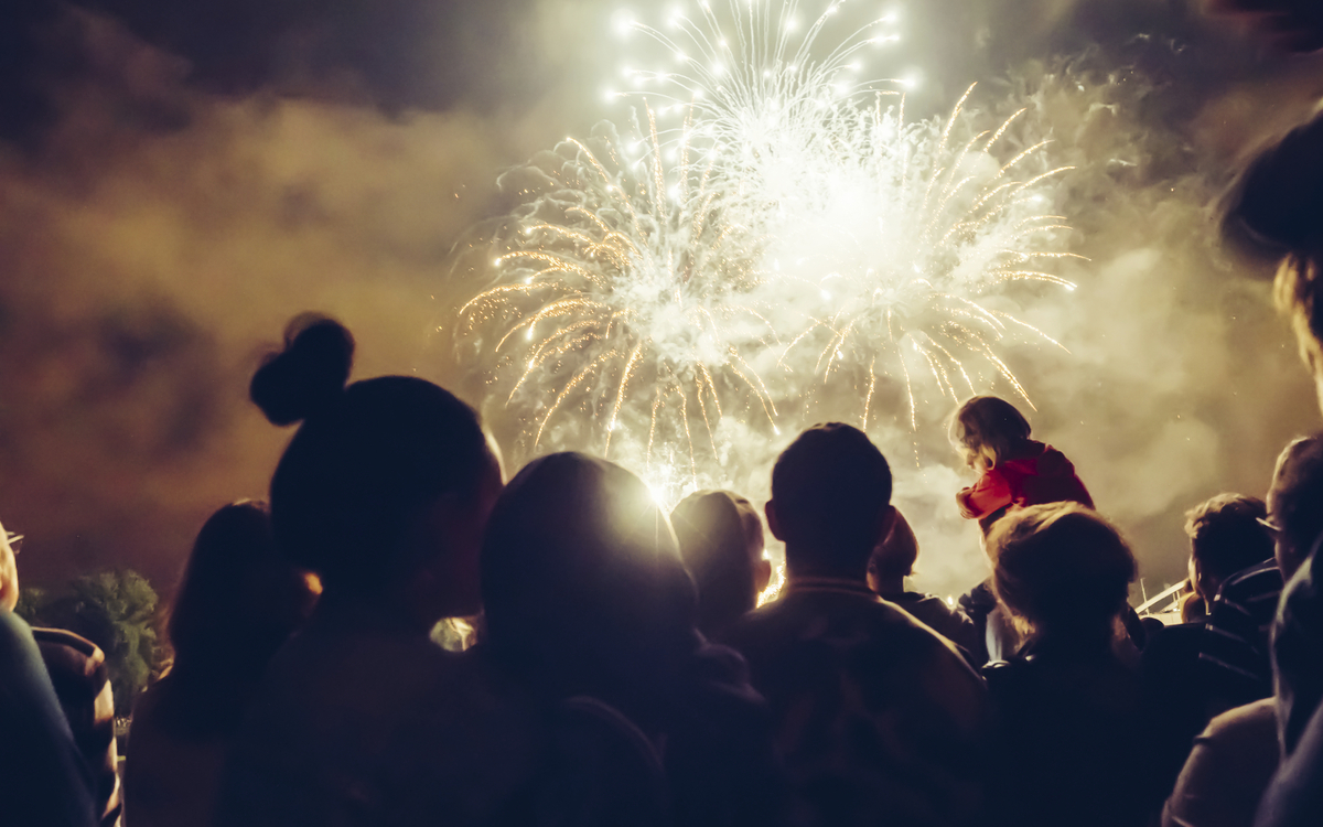 Menschen schauen Feuwerk an