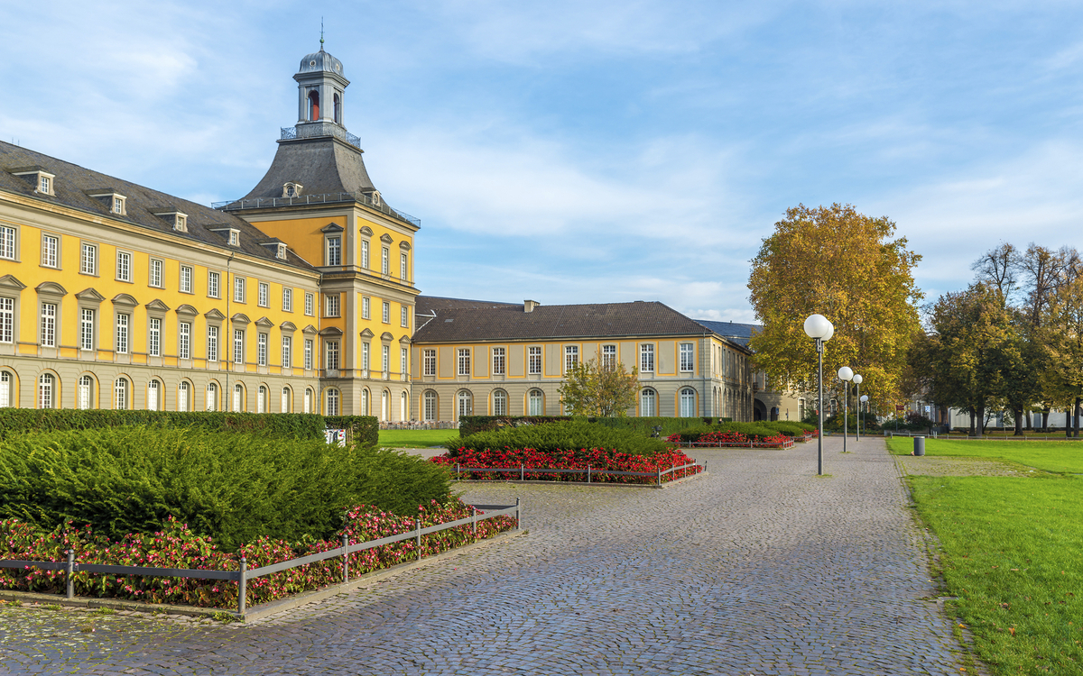 Hauptgebäude und Hofgarten der Universität Bonn, Deutschland