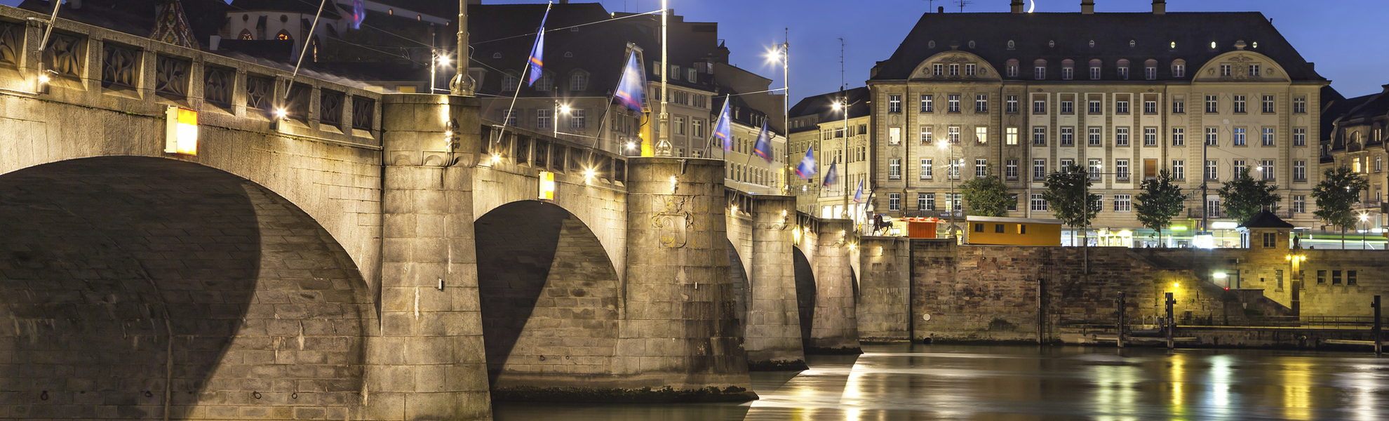 Mittlere Brücke in Basel bei Nacht, Schweiz