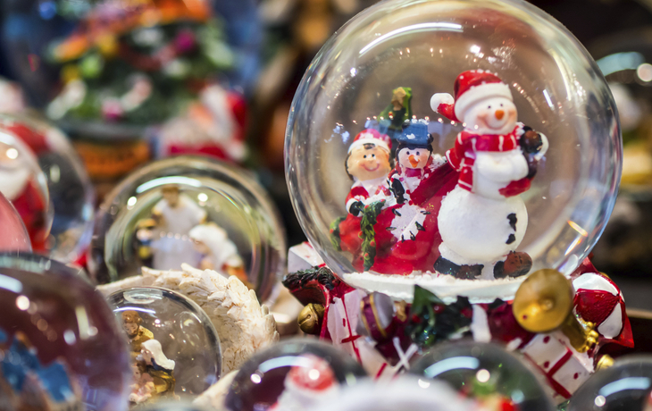 Schneekugel auf dem Weihnachtsmarkt