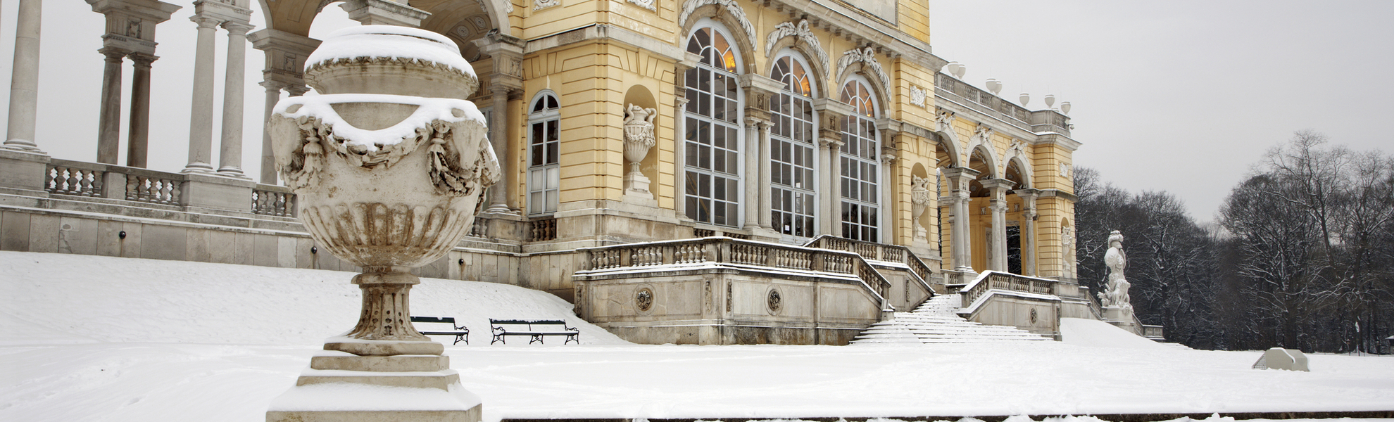 Verschneite Schloss Schoenbrunn in Wien, Oesterreich