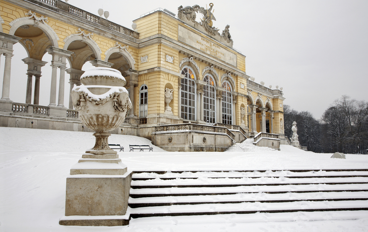 Verschneite Schloss Schoenbrunn in Wien, Oesterreich