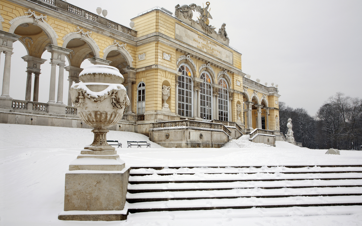 Verschneite Schloss Schoenbrunn in Wien, Oesterreich