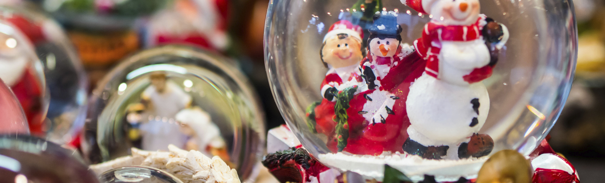 Schneekugel auf dem Weihnachtsmarkt