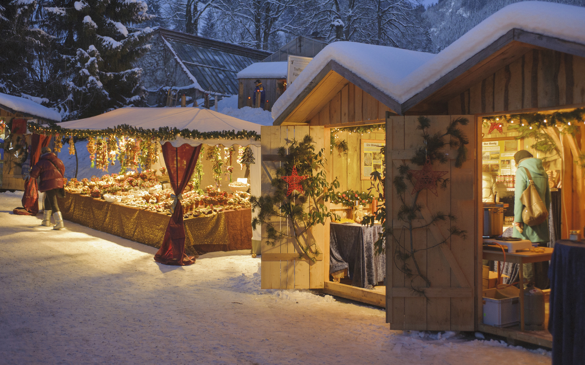 Weihnachtsmarkt bei Daemmerung in Bayern, Deutschland