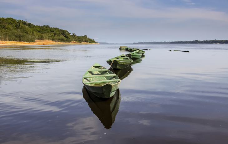 Boote auf dem Rio Negro in Brasilien