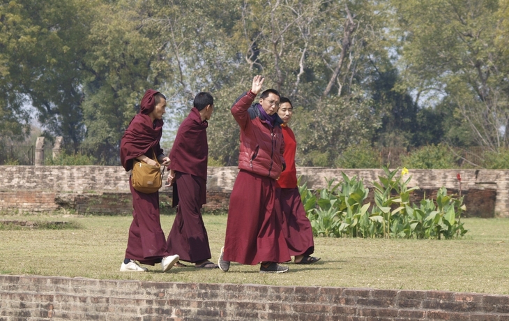 Mönche bei der Sarnath Moschee, Indien