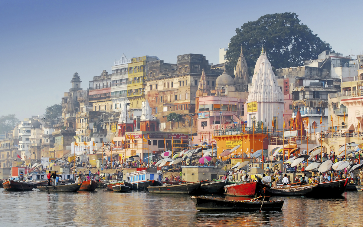 Hauserfassaden am Ufer von Varansi, Indien