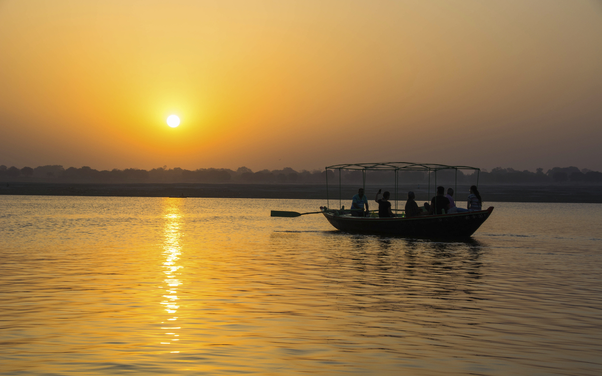 Sonnenuntergang über dem Ganges, Indien