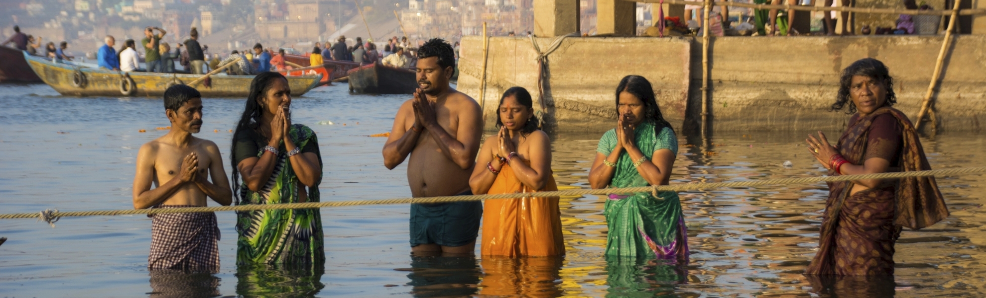 Pilger im Ganges bei der Stadt Varanasi, Indien