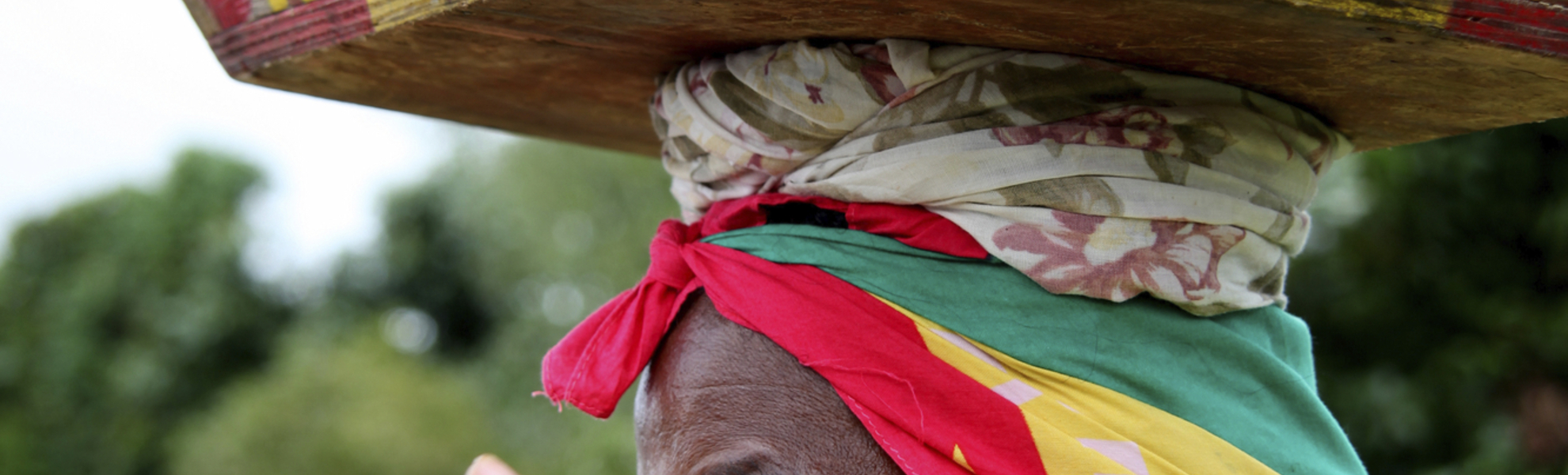 Frau mit einheimischen Früchten auf dem Kopf, Grenada
