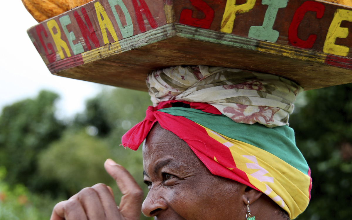 Frau mit einheimischen Früchten auf dem Kopf, Grenada