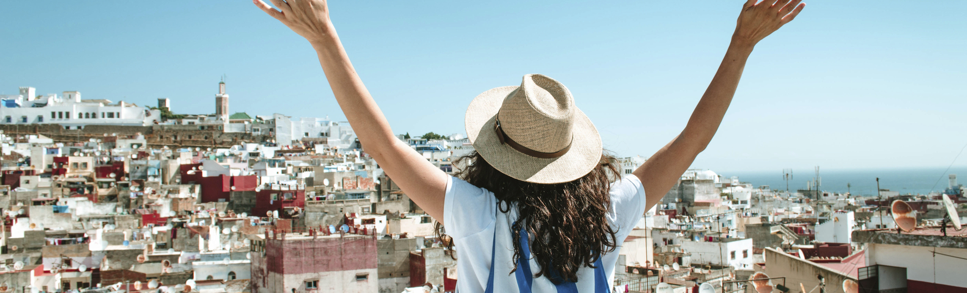 Frau in Tanger auf einer Dachterasse, Marokko
