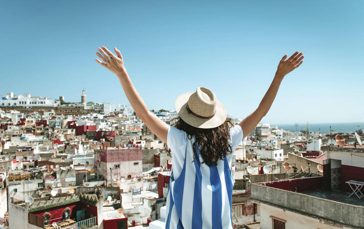 Frau in Tanger auf einer Dachterasse, Marokko