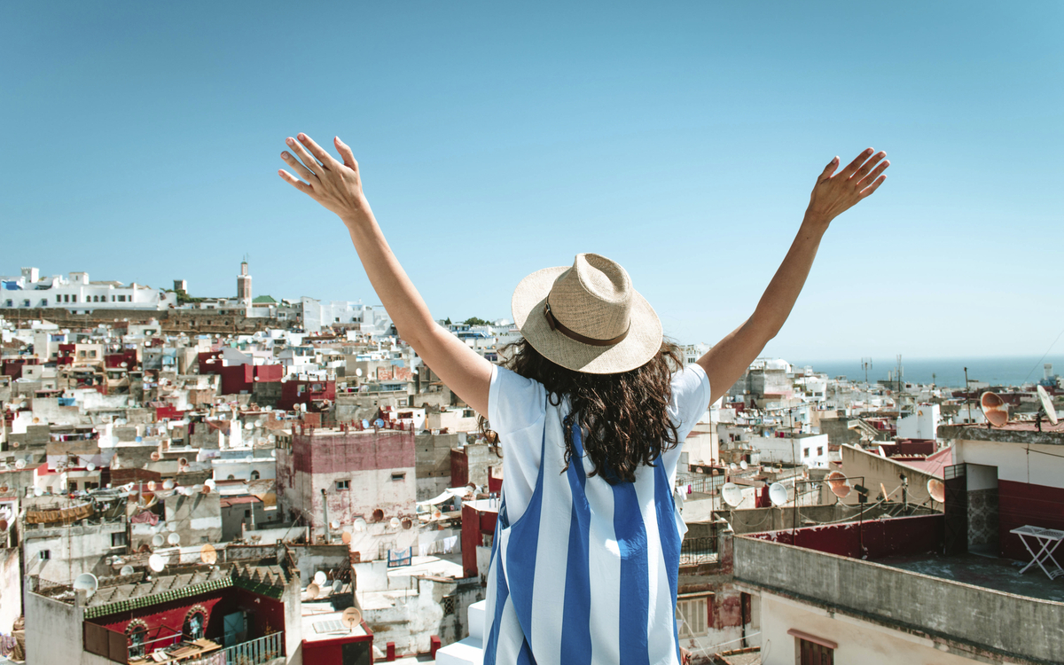 Frau in Tanger auf einer Dachterasse, Marokko