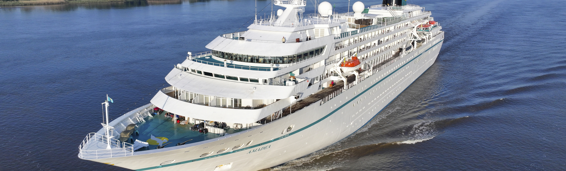 MS Amadea auf der Elbe