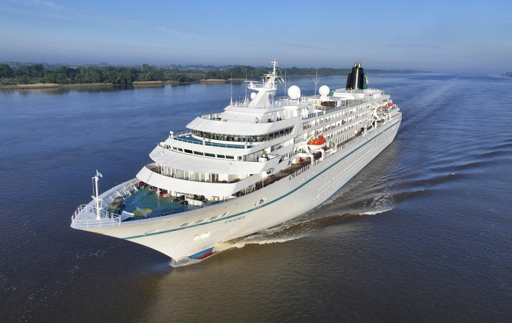 MS Amadea auf der Elbe