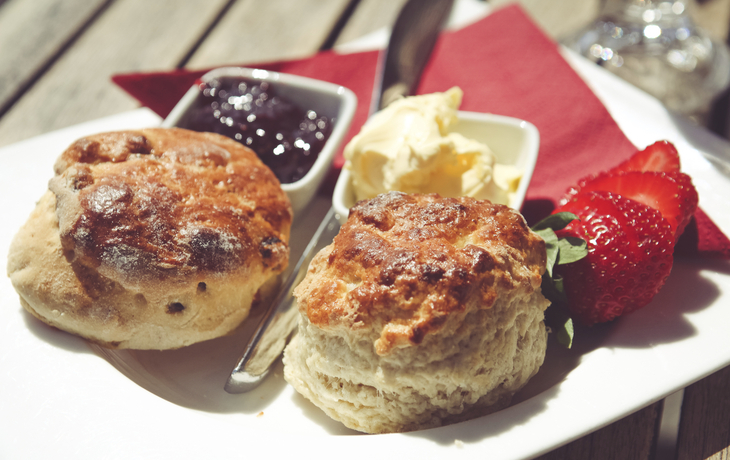 Englische Scones, traditionell mit Erdbeerkonfitüre