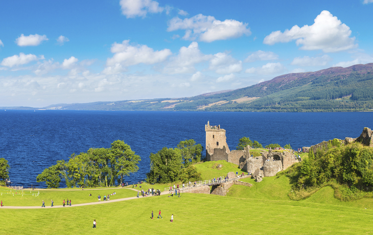 Urquhard Castle- Burg mit Blick über Loch Ness, Schottland