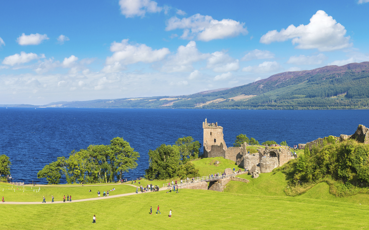 Urquhard Castle- Burg mit Blick über Loch Ness, Schottland