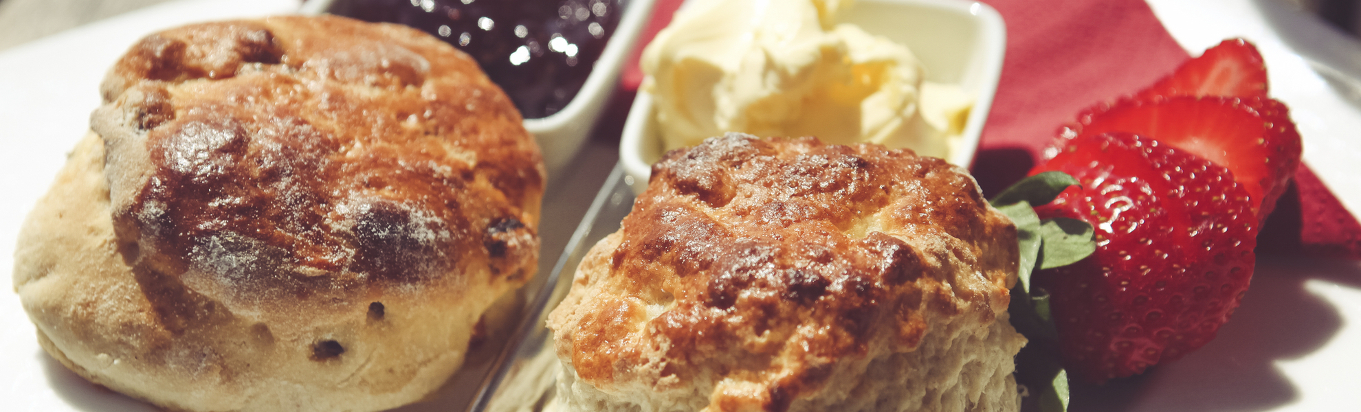 Englische Scones, traditionell mit Erdbeerkonfitüre
