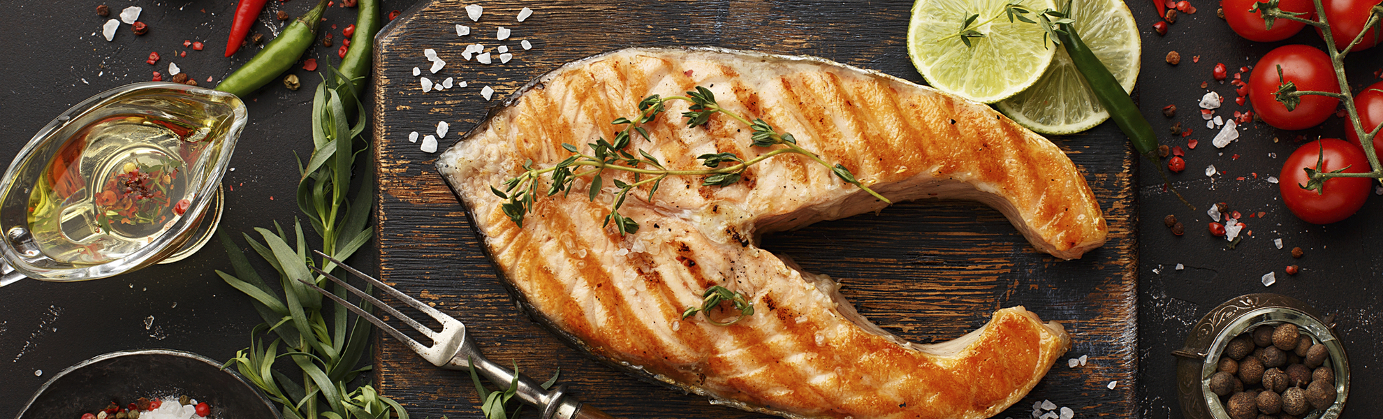 Lachs vom Grill mit frischen Kräutern und Limetten