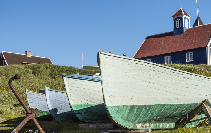 Boote liegen am Ufer von Sismiut, Groenland