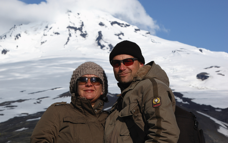 Menschen bestaunen einen Vulkan in Spitzbergen