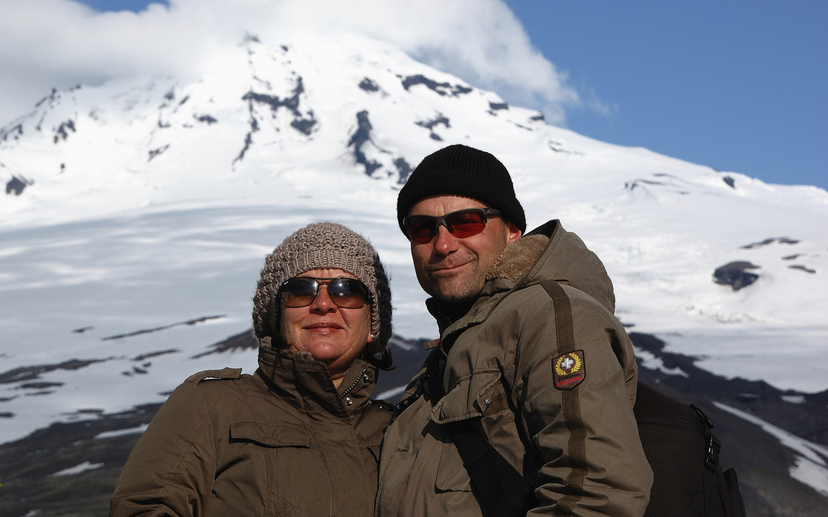 Menschen bestaunen einen Vulkan in Spitzbergen