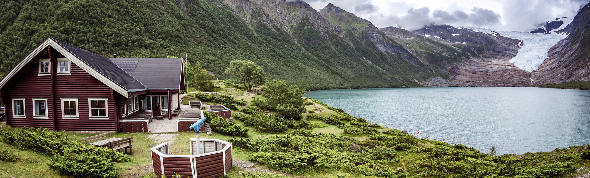 Haus vor dem Gletscher Svartisen, Norwegen