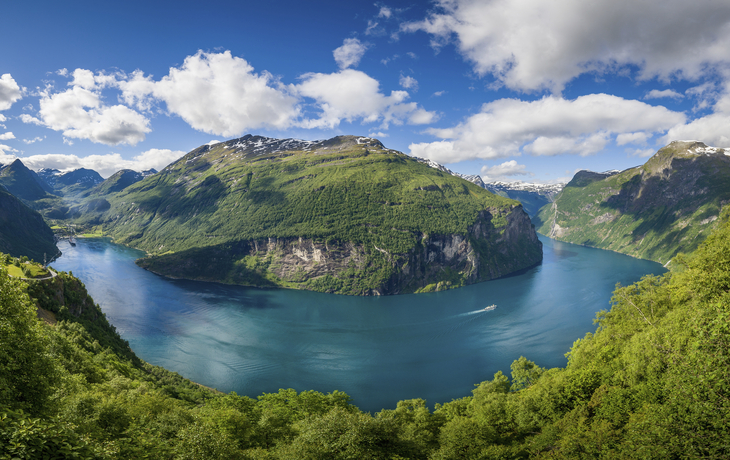 Gigantische Aussicht vom Flydalsjuvet in Geiranger, Norwegen