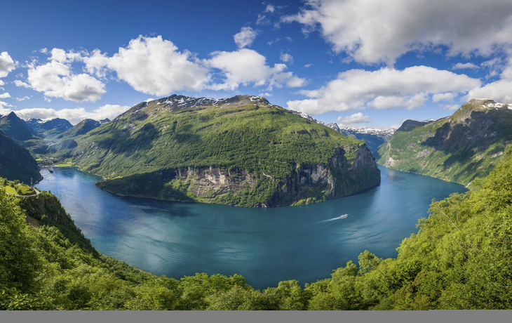 Gigantische Aussicht vom Flydalsjuvet in Geiranger, Norwegen